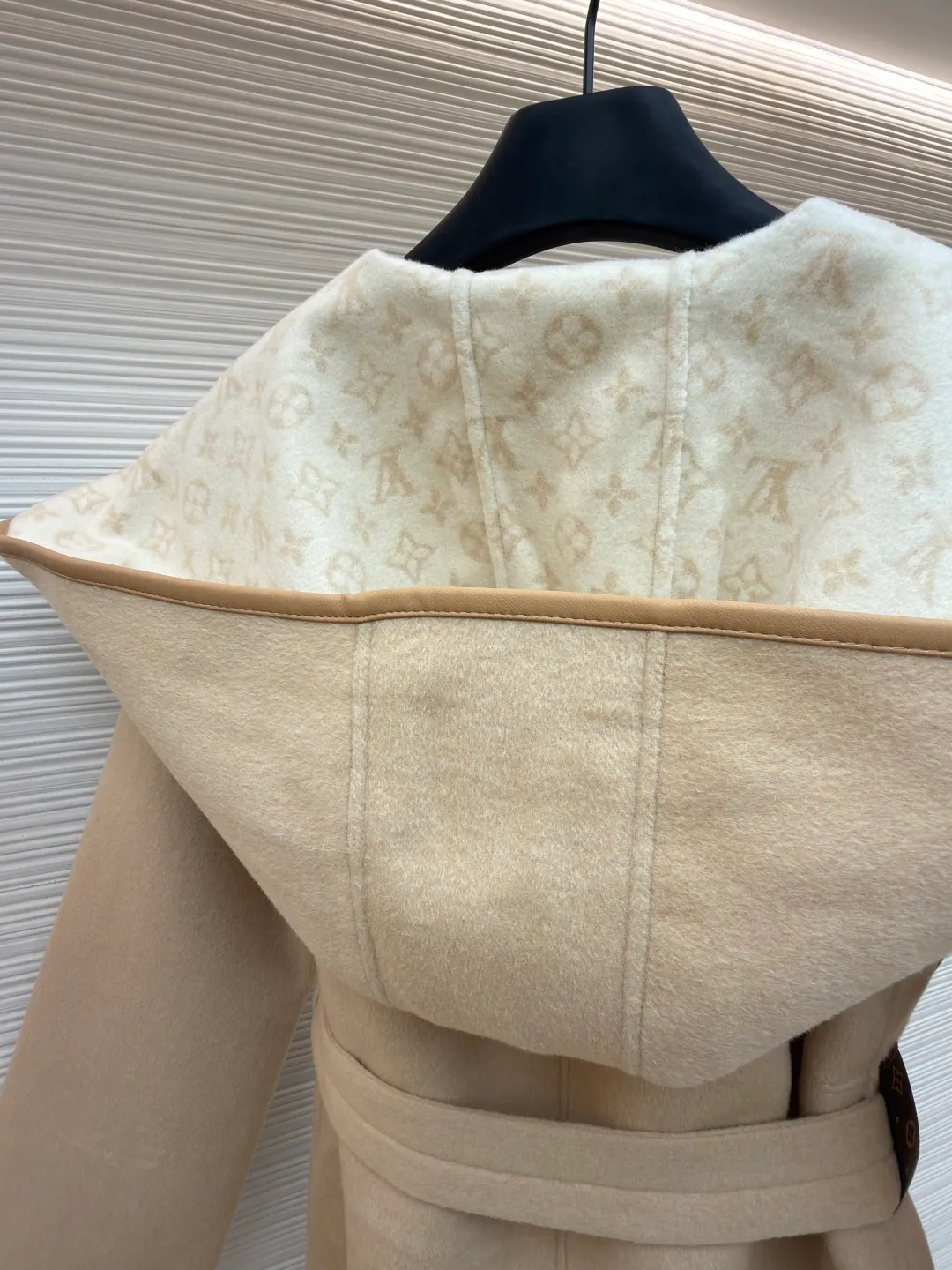 LOUIS VUITTON Wool lace-up hooded coat (mid-length) ●Original version: Purchased and developed at 27999 ●Item number: 1682301-J025 ●Fabric: wool fabric ●Technology: jacquard production ●Color: sand color ●Version: loose fit ●Weight: about 1555 grams ●Size: 34-36-38-40 ●Description: This presbyopic wool coat is made of double-sided blended wool fabric imported from Italy. The main part is made of high-density matte black wool, which has been pre-shrunk and steam-set to ensure that the fabric is stiff and not easily deformed. The large lapel and belt areas use jacquard weaving technology to present the classic presbyopic pattern as a three-dimensional texture. The pattern is digitally positioned and plated to ensure that the texture is symmetrical and clear. The body of the garment is unlined and double-sided sewn to reduce the weight of the garment while improving skin-friendliness. The cuffs and hem are hand-stitched to reveal exquisite details. The waist is customized with a wide belt of the same fabric, with an adjustable buckle design with invisible stitching, allowing the silhouette to be freely adjusted; the neckline adopts a double-layer composite structure, combined with the fixation process of hand-made arch stitches, to make the large lapels more three-dimensional. Every splicing follows the precision sewing standard of 1cm/8 stitches, perfectly integrating craftsmanship and design aesthetics. The overall wiring is straight and delicate, the fabric is comfortable and soft, and the color is consistent without color difference. It can be matched with the same style to create a fashionable look and control various occasions. Customized accessories, complete with three standards, same style for men and women!
